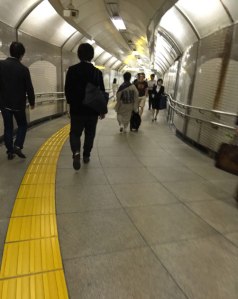 tokyo_train_tunnel_kimono